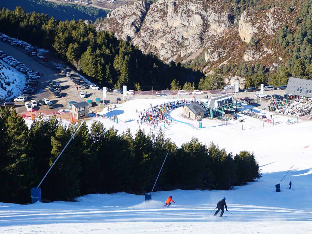 Una imatge d'esquiadors amb muntanyes sense neu just davant