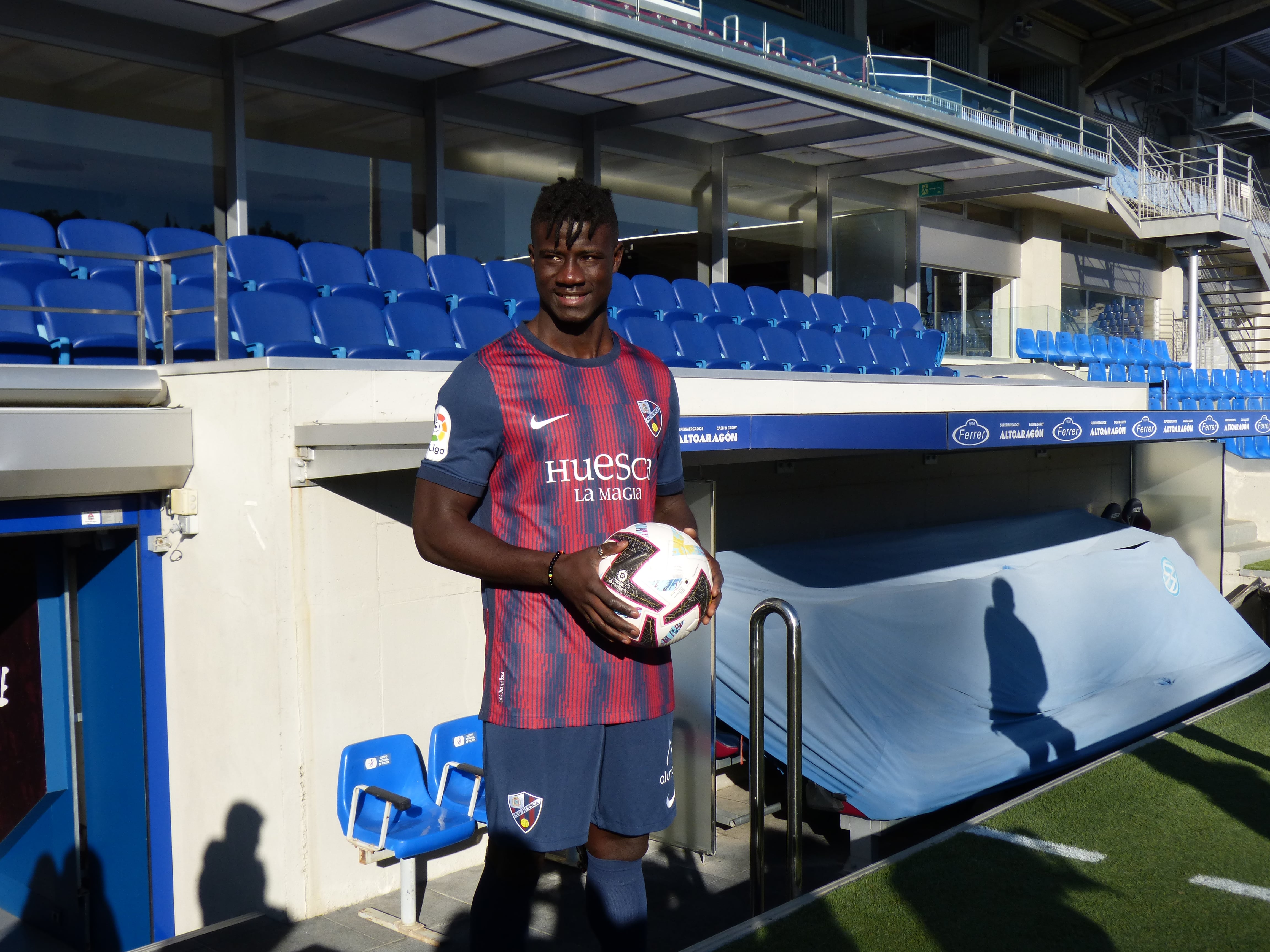 Samuel Obeng ha sido presentado como nuevo jugador de la SD Huesca