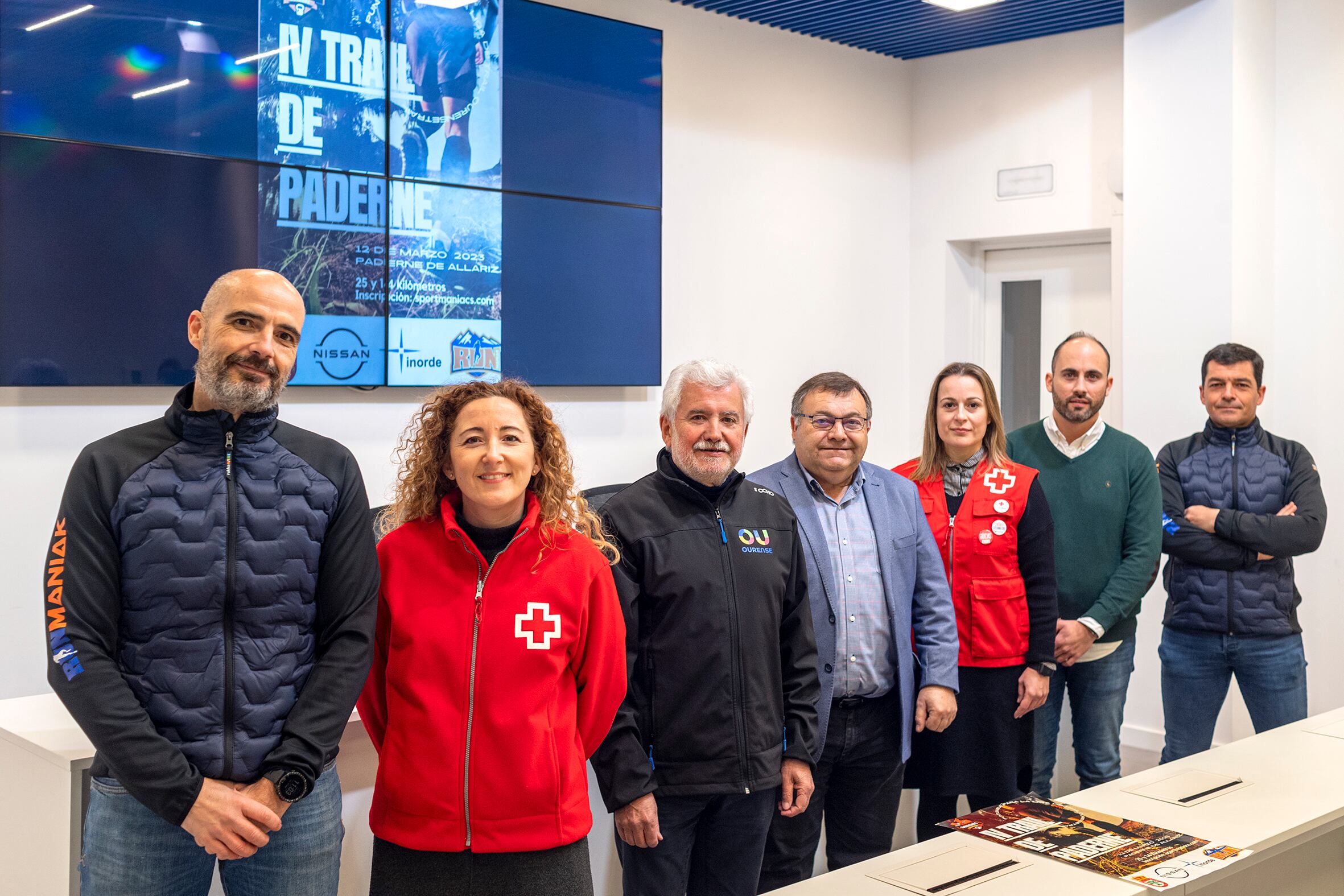 Presentación da IV Trail de Paderne. Aisisten Rosendo Fernández (Vicepresidente da Deputación Ourense), Manuel Pérez Novoa (Alcalde de Paderne de Allariz), Lalo Arce Amor (Presidente Clube Box 001 Ourense), Ángela Gamallo Varela (Responsable de Comunicación da Cruz Vermella en Ourense), Carmen Gozález Fernánez (Responsable de captación de fondos da Cruz Vermella en Ourense), David Gomez Díaz (Representante de Nisan Ourense) e Jose Manuel Reguiro (Responsable de marketing de Run Maniak)
