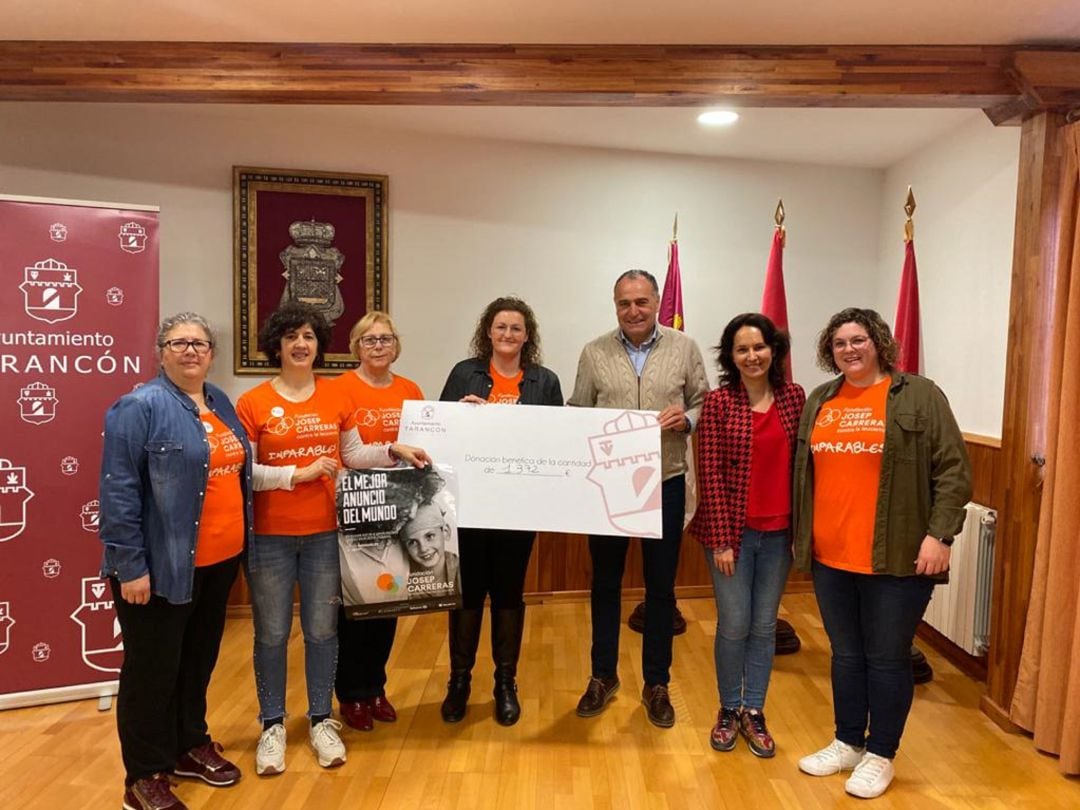 Entrega del cheque a favor de la lucha contra la leucemia