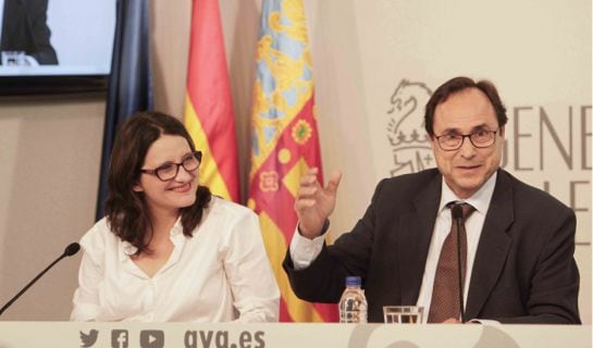 Rueda de prensa reciente tras el pleno del Consell y con las banderas mal colocadas