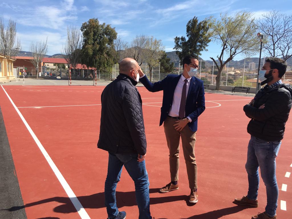 Rubén Alfaro, alcalde de Elda, en su visita al Miguel Servet, uno de los centros donde se actuará