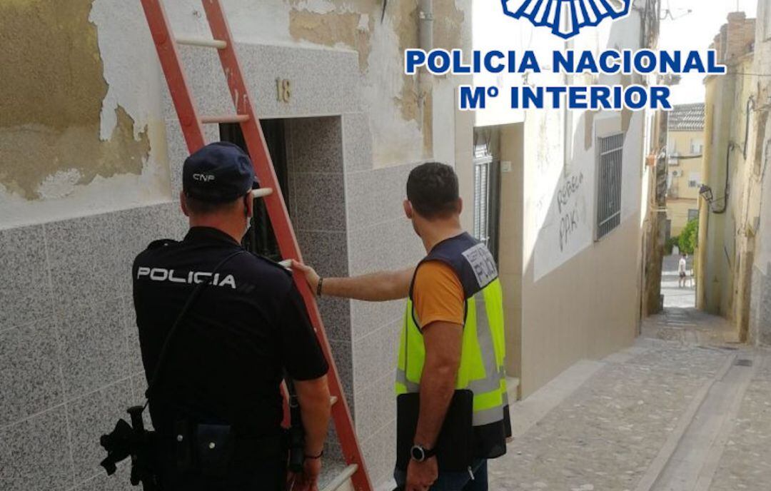 Dos policías durante una de los registros realizados en el casco antiguo.