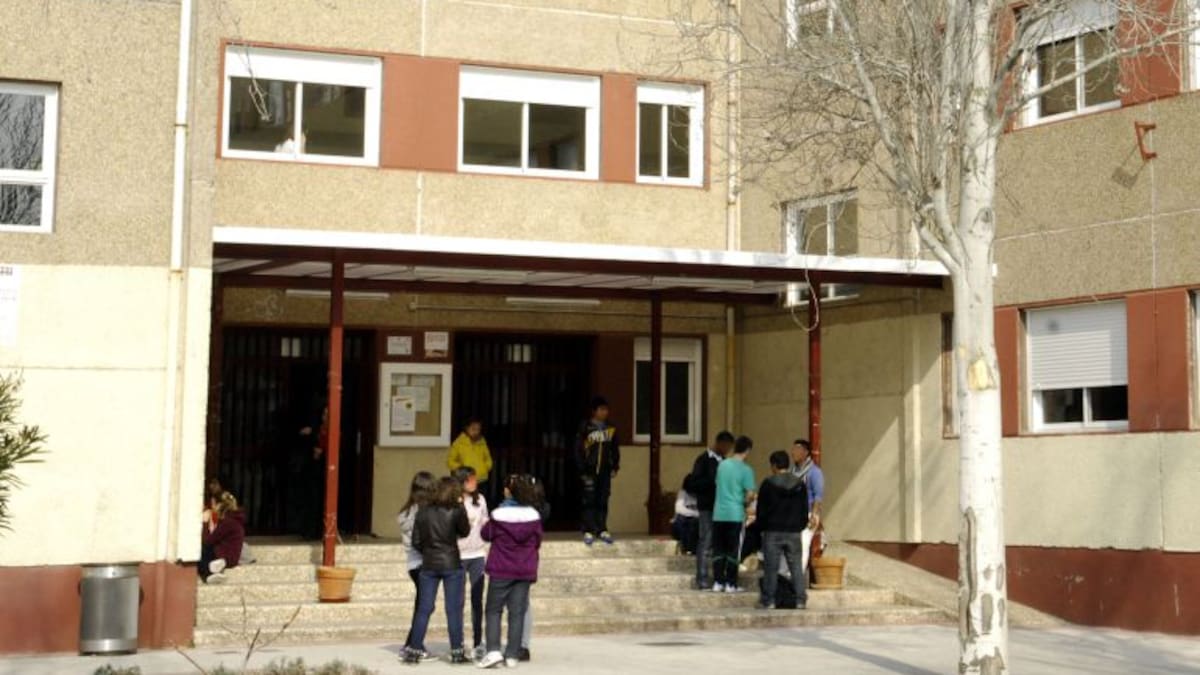 Irene Gutiérrez, profesora del IES Gonzalo Torrente Ballester, que impulsan las I Olimpiadas Cooperativas por el Día Mundial de la Concienciación sobre el Autismo