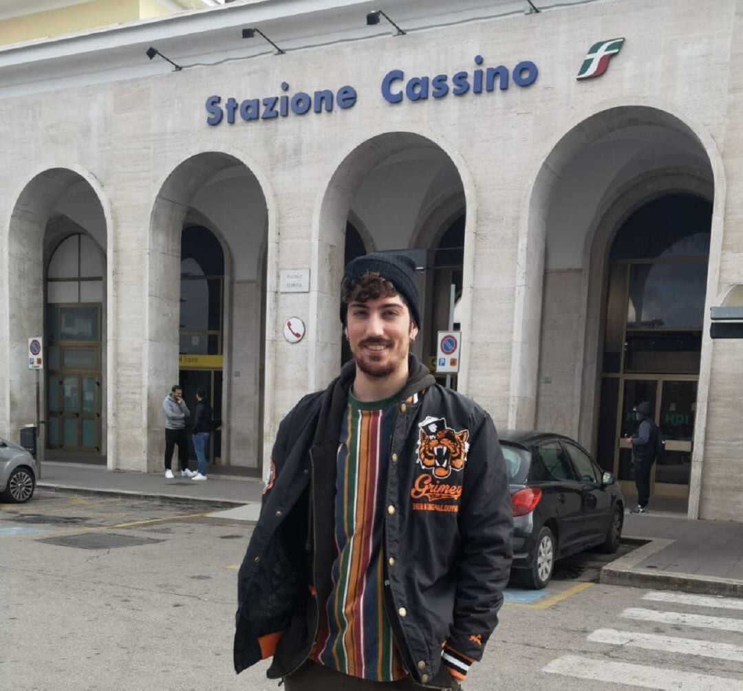 El estudiante salobreñero, Antonio Martín, pasea por la estación de Cassino en Italia