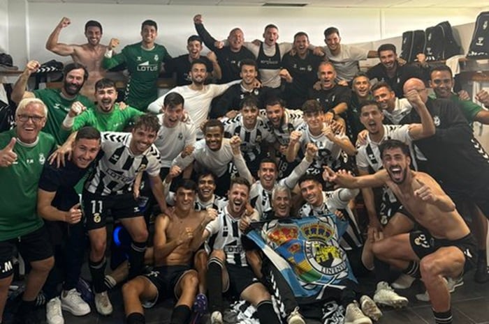 La plantilla celebra el triunfo