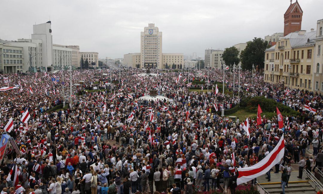 Miles de personas se manifestan en Minsk en contra del presidente de Bielorrusia, Alexandr Lukashenko, al que acusan de fraude electoral y piden que convoque nuevas elecciones.