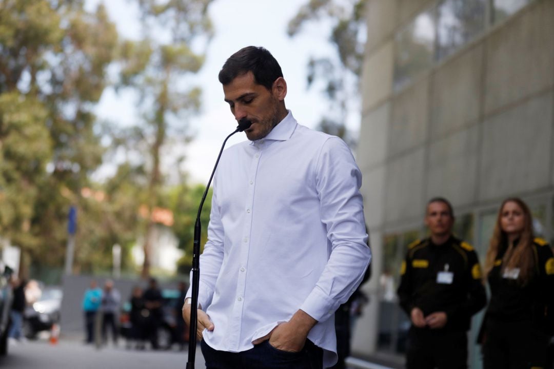 Iker Casillas compareciendo ante los medios a su salida del hospital