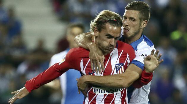 Rubén Pérez le hace falta a Antoine Griezmann durante el partido