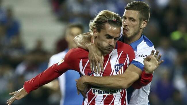 Rubén Pérez le hace falta a Antoine Griezmann durante el partido