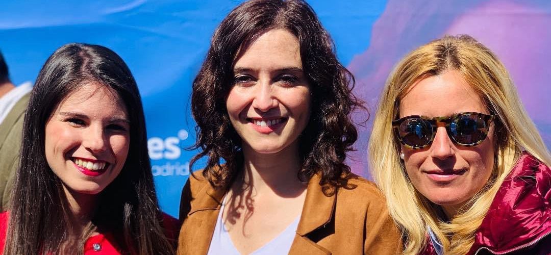 Rocío García Alcántara (D) junto a Isabel Díaz Ayuso