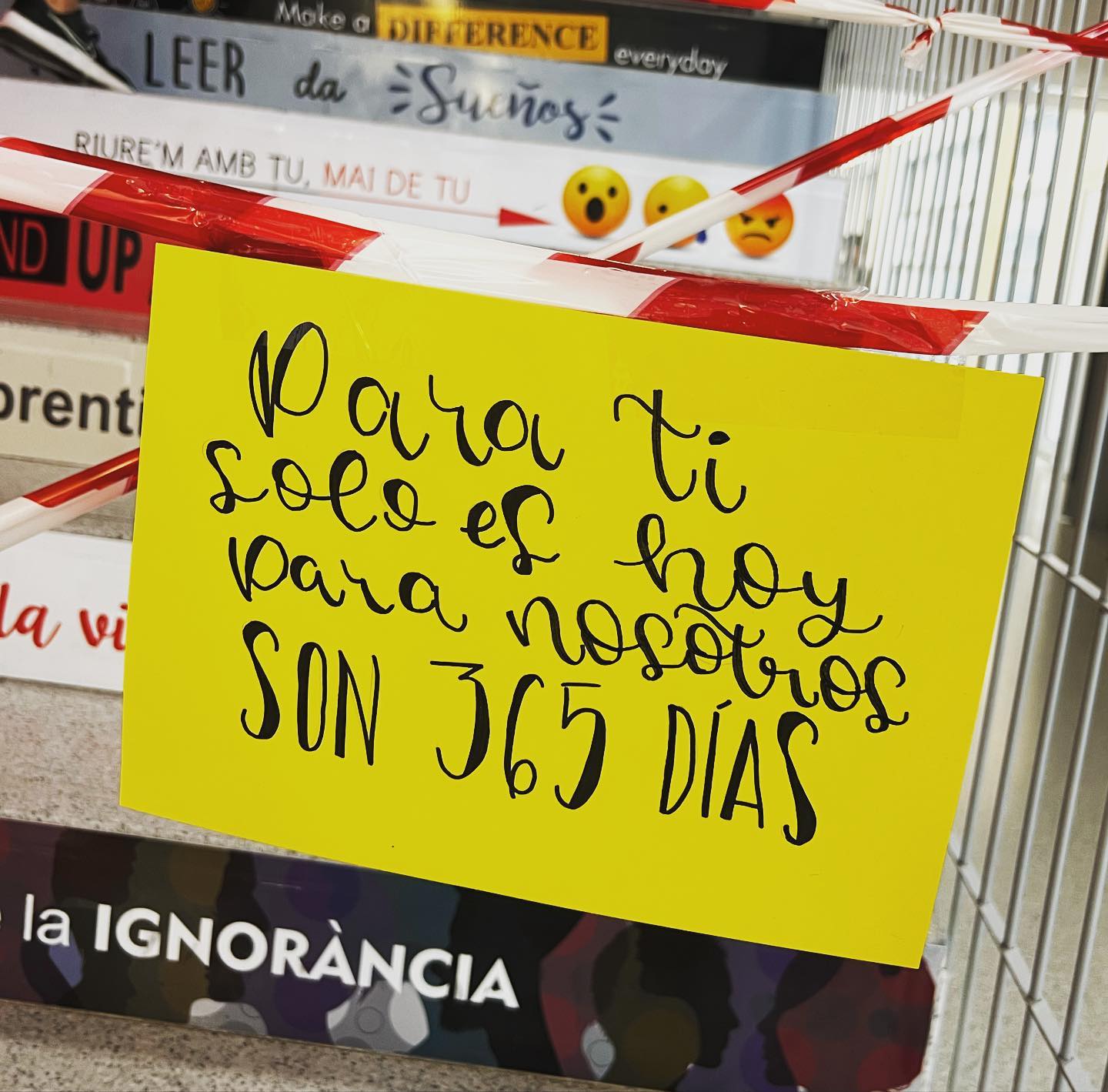Uno de los carteles en el centro