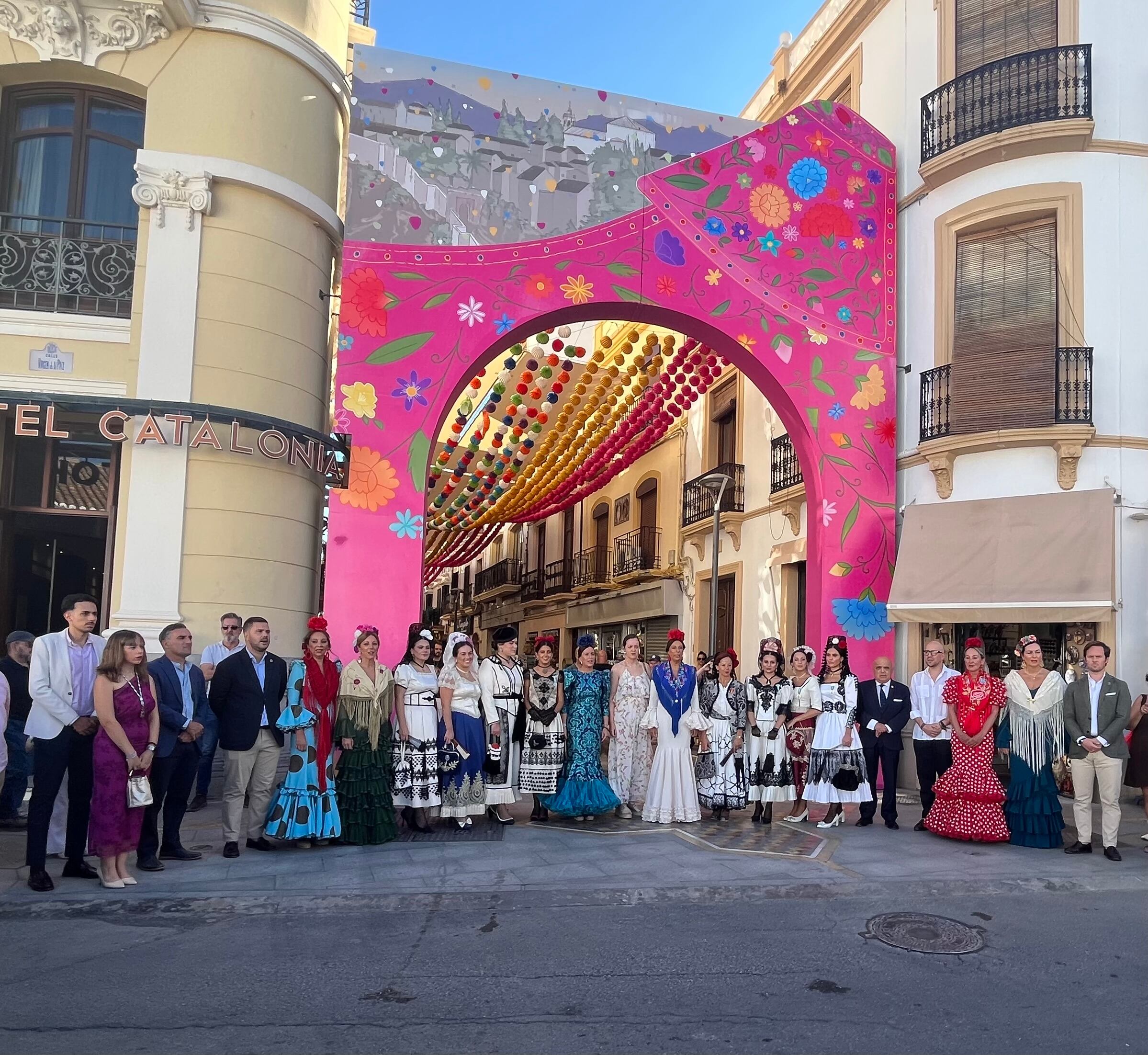 La Presidenta y Damas Goyescas junto a autoridades municipales en la inauguración de la portada de la Feria de Día 2025
