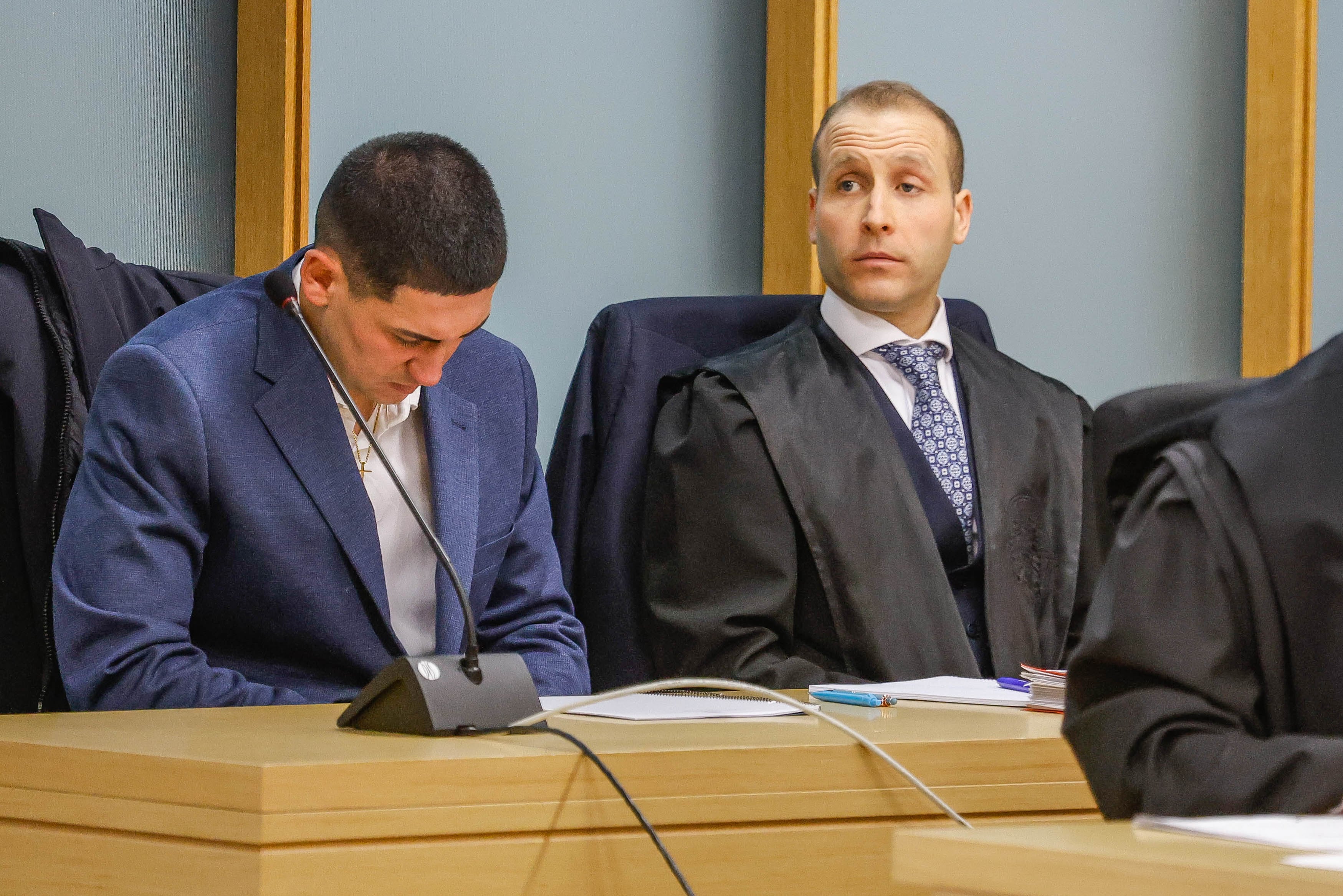 BURGOS (ESPAÑA), 02/02/2026.- El acusado por el homicidio del vallisoletano Sergio Delgado, que en la madrugada del 24 de febrero de 2024, mientras celebraba una despedida de soltero en una zona de copas de Burgos, recibió un puñetazo mortal tras decir que él era de 'Pucela', se sienta en el banquillo de los acusados durante el juicio en su contra que ha empezado este lunes en Burgos y para el que el Ministerio Fiscal pide doce años de prisión, y diez más de libertad vigilada. EFE/Santi Otero