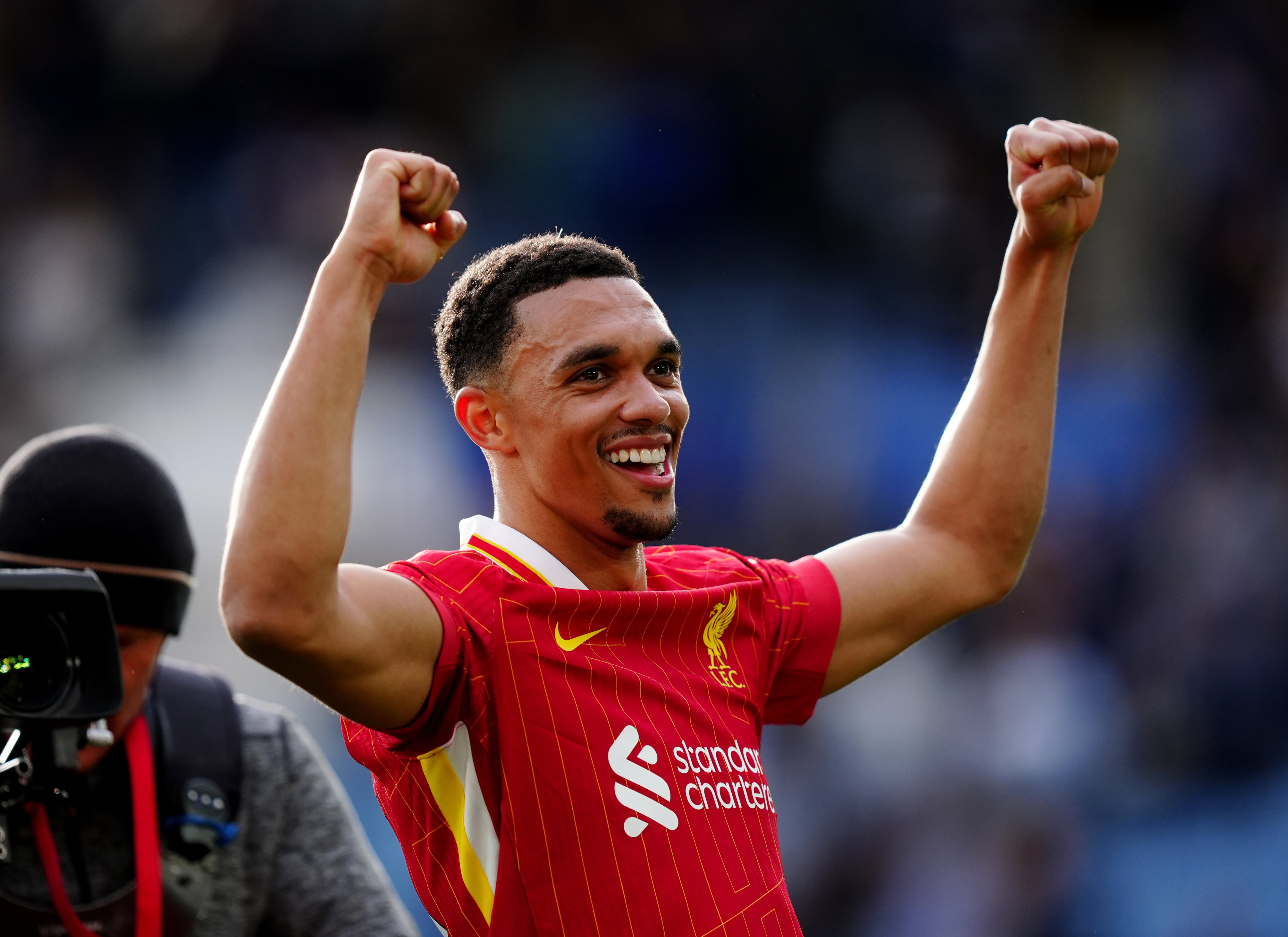 Trent Alexander-Arnold celebra el título de la Premier conseguido con el Liverpool