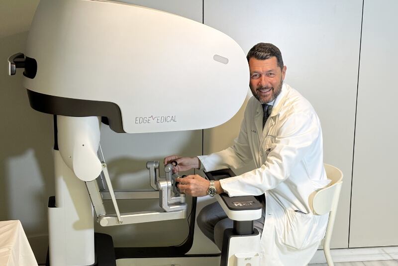 El doctor Alberto Breda, de la Fundación Puigvert, pionera en telecirugía robótica en Europa