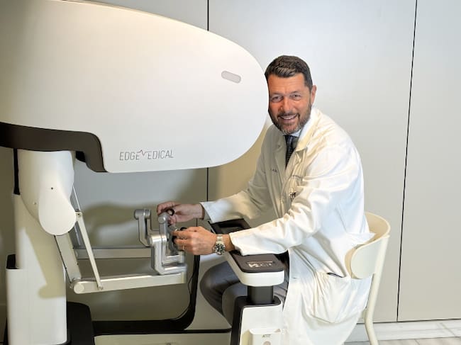 El doctor Alberto Breda, de la Fundación Puigvert, pionera en telecirugía robótica en Europa