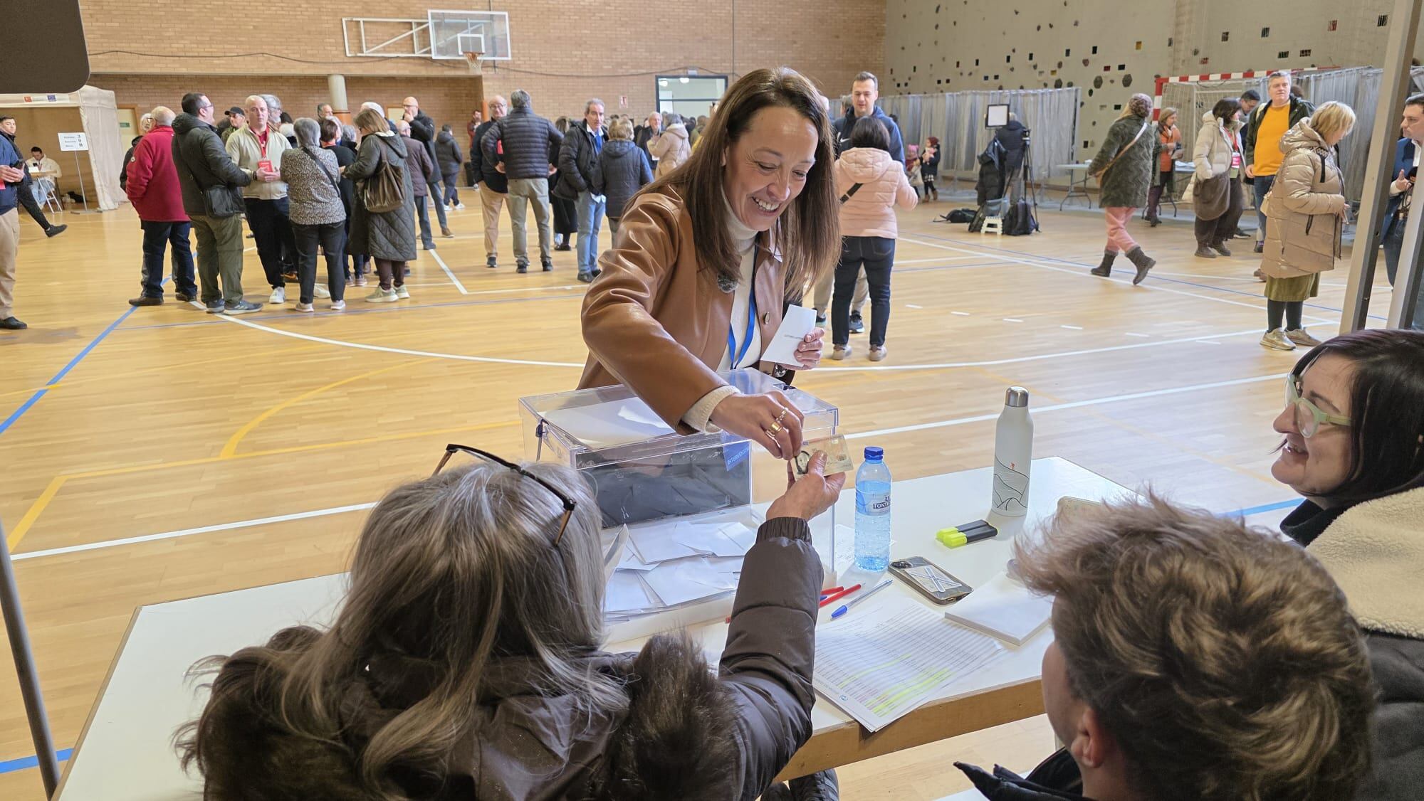 La candidata del PP por el Alto Aragón, Carmen Susín, votando en el Pedro J. Rubio.