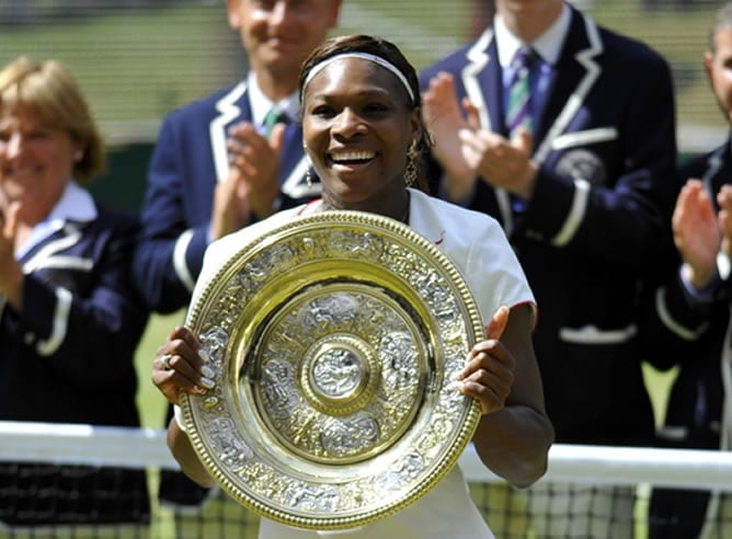 Serena Williams recibe el trofeo de campeona / REUTERS