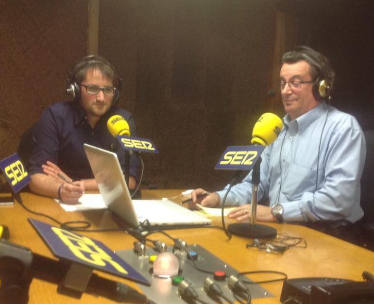 Pepe González (dcha) e Iago Peleteiro (izqda) durante la entrevista telefónica a Iván Corral