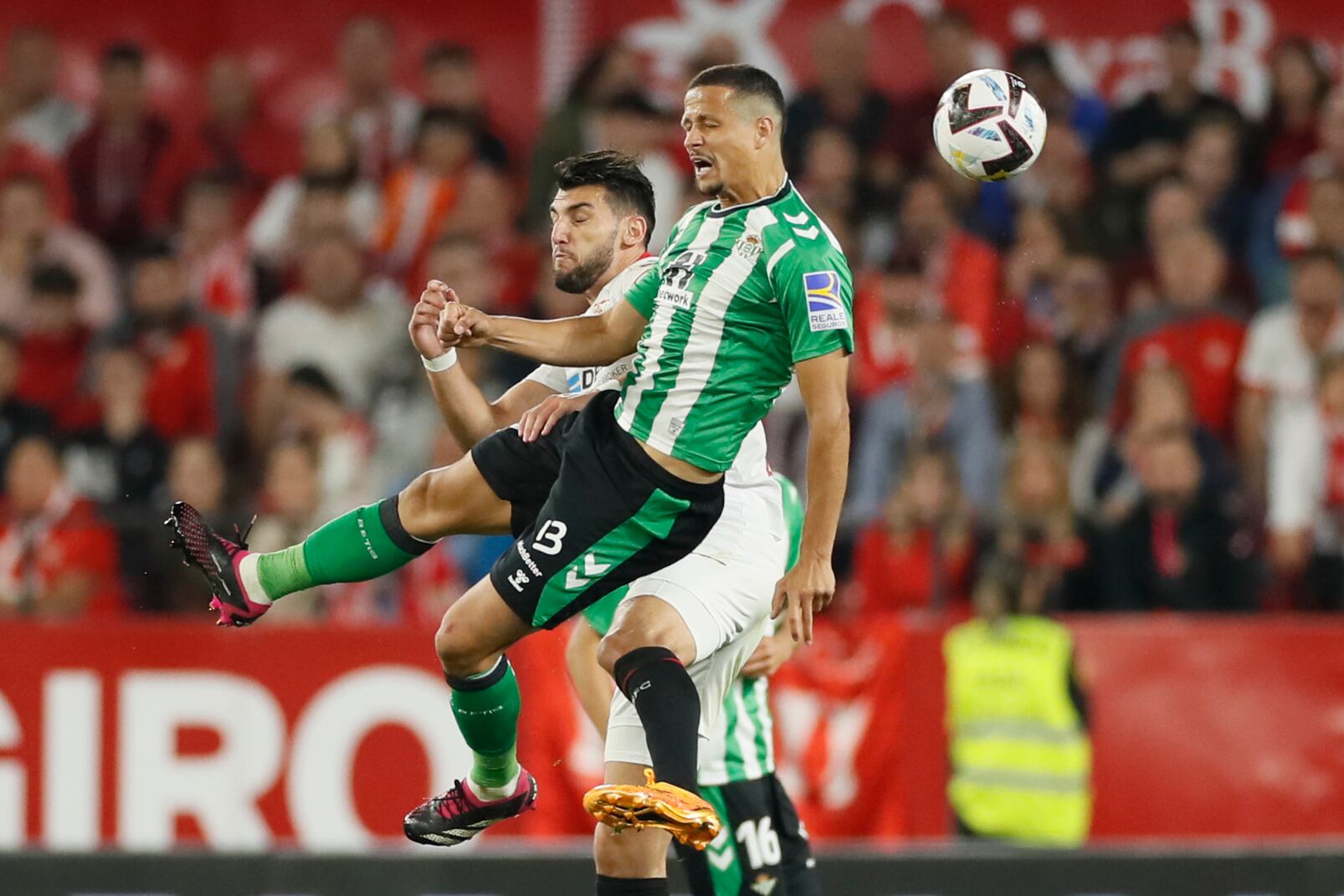 SEVILLA, 21/05/2023.- El delantero del Sevilla FC Rafa Mir (i) lucha con Luiz Felipe, del Real Betis, durante el partido de la jornada 35 de LaLiga Santander que Sevilla FC y Real Betis disputan este domingo en el estadio Sánchez-Pizjuán de la capital andaluza. EFE/José Manuel Vidal
