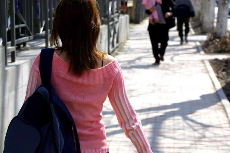 Una mujer caminando por la calle en una imagen de archivo.