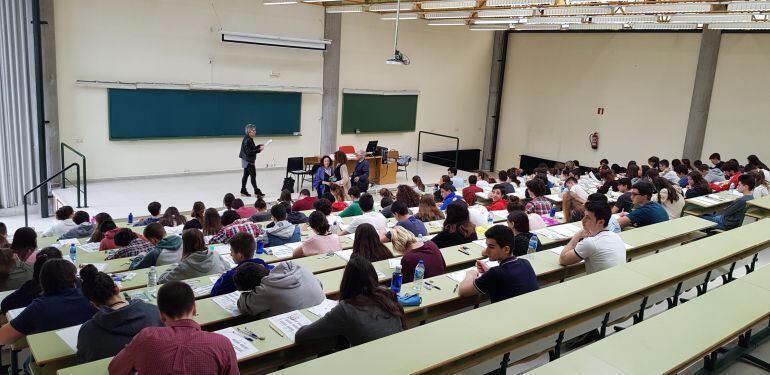 Estudiantes realizando la prueba en la Facultad de Economía