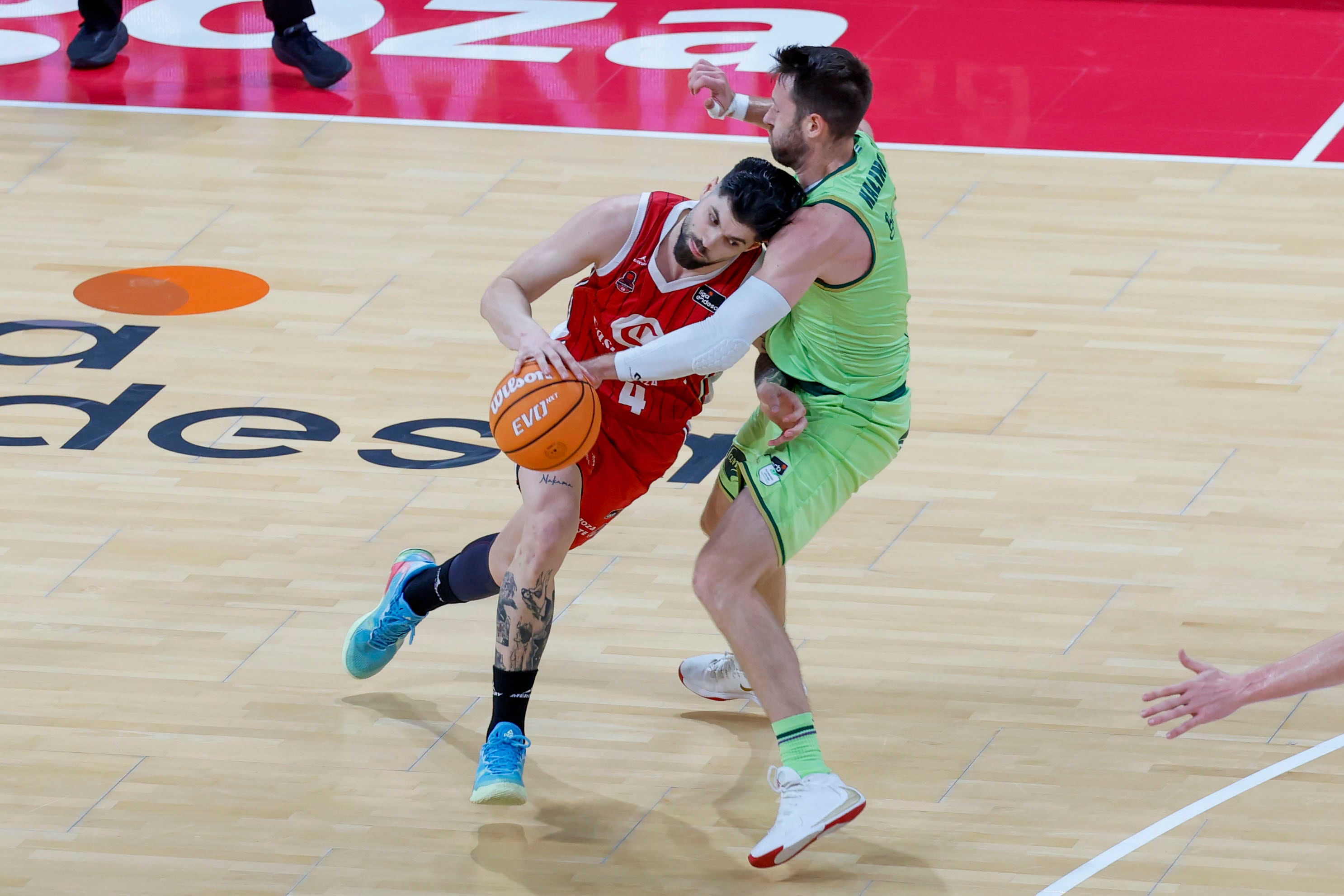 ZARAGOZA, 15/11/2025.-El jugador del Casademont Zaragoza S. Yusta, y el jugador del Unicaja T. Kalinoski, durante el partido de la jornada 7 de la Liga Endesa de baloncesto, este sábado en Zaragoza.-EFE/ Javier Cebollada