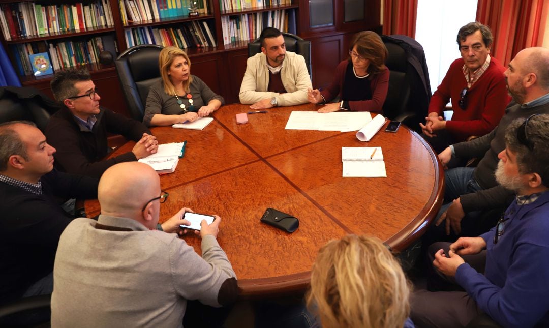 La alcaldesa Mamen Sánchez durante la reunión con la asociación Teletaxi Jerez