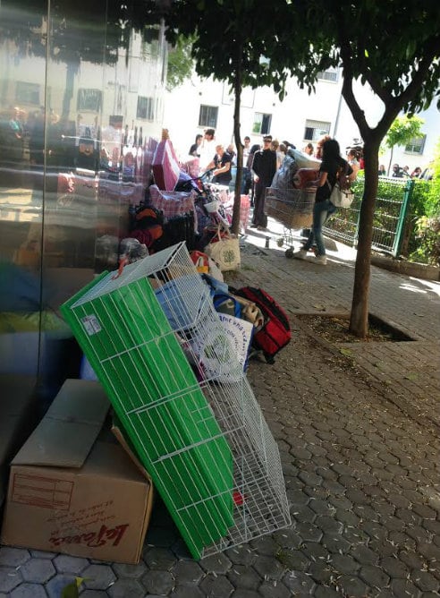 En la calle se encuentran las pertenencias de las familias afectadas por el desalojo de la Corrala Utopía