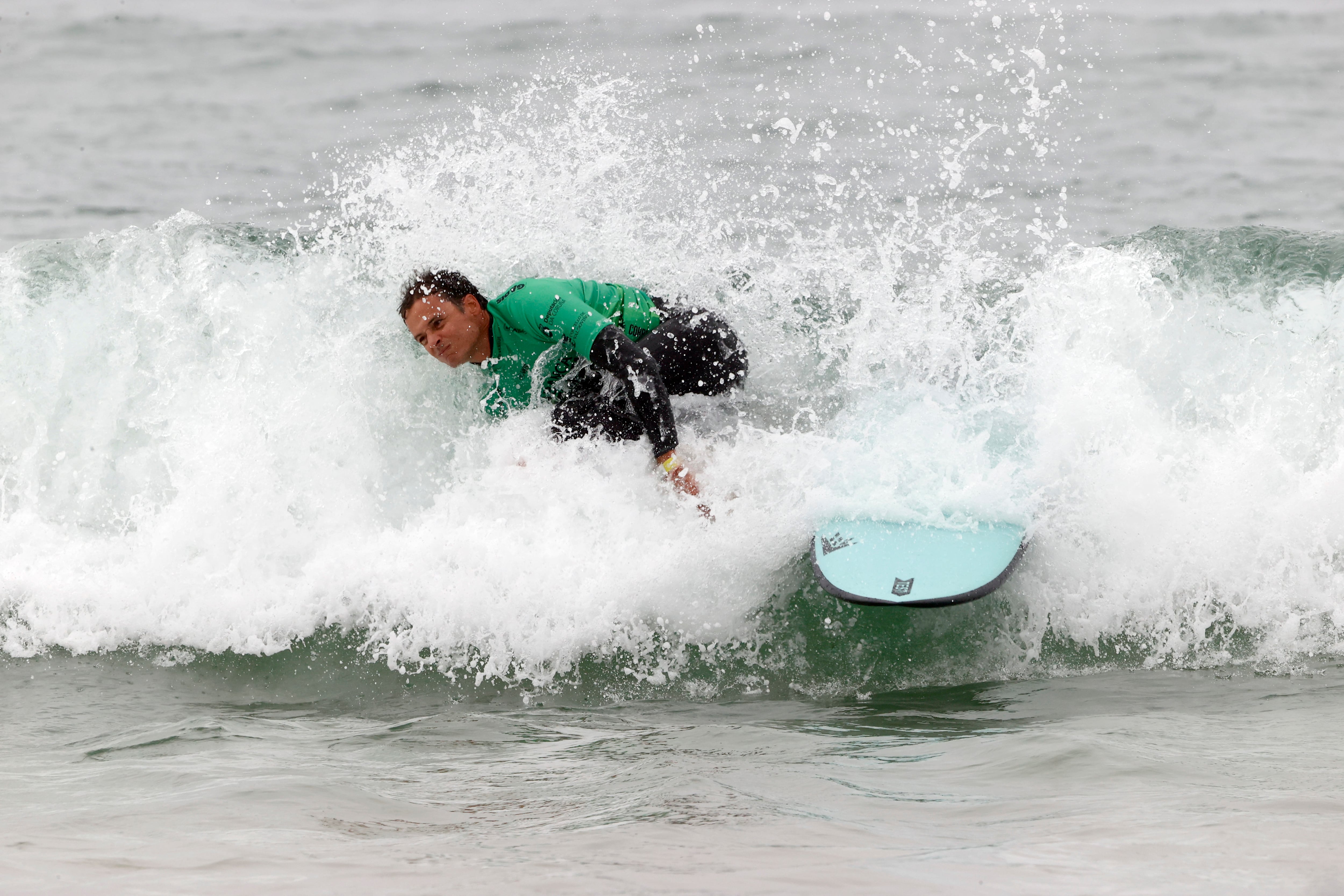 VALDOVIÑO, 11/07/2022.- El surfista Oscar Pérez compite en el Abanca Surf Adaptado, enmarcado dentro de la 35 edición del Abanca Pantín Classic Galicia Pro, y que cuenta con 30 surfistas de todo el mundo con diversidad funcional, este lunes en Valdoviño. EFE/ Kiko Delgado