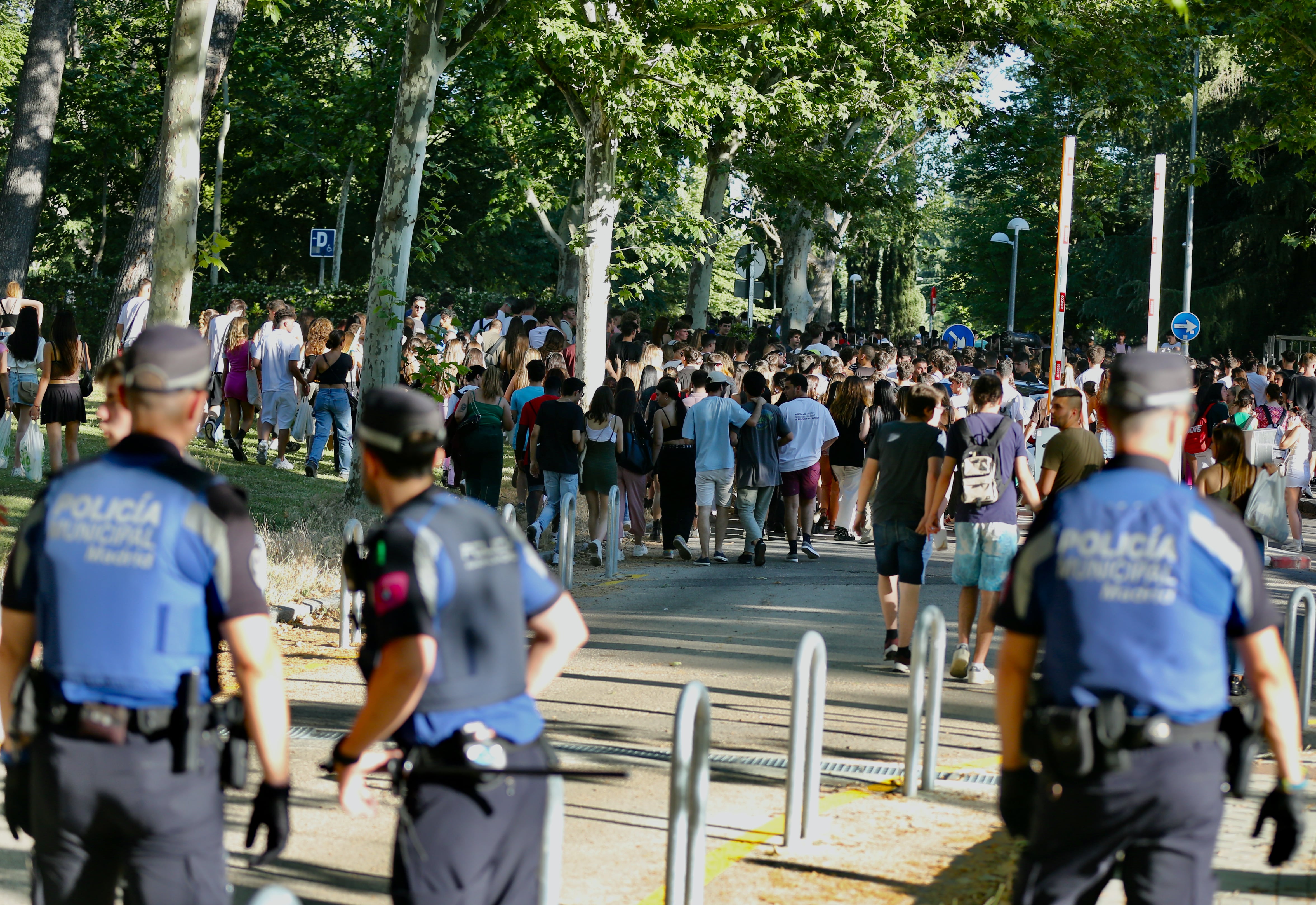 La Policía Municipal de Madrid controla la aglomeración de estudiantes tras la celebración de los exámenes de la EvAU en la Ciudad Universitaria