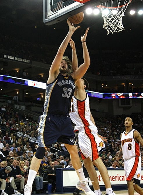 Marc Gasol intenta un tiro a canasta ante la oposición de Rob Kurz