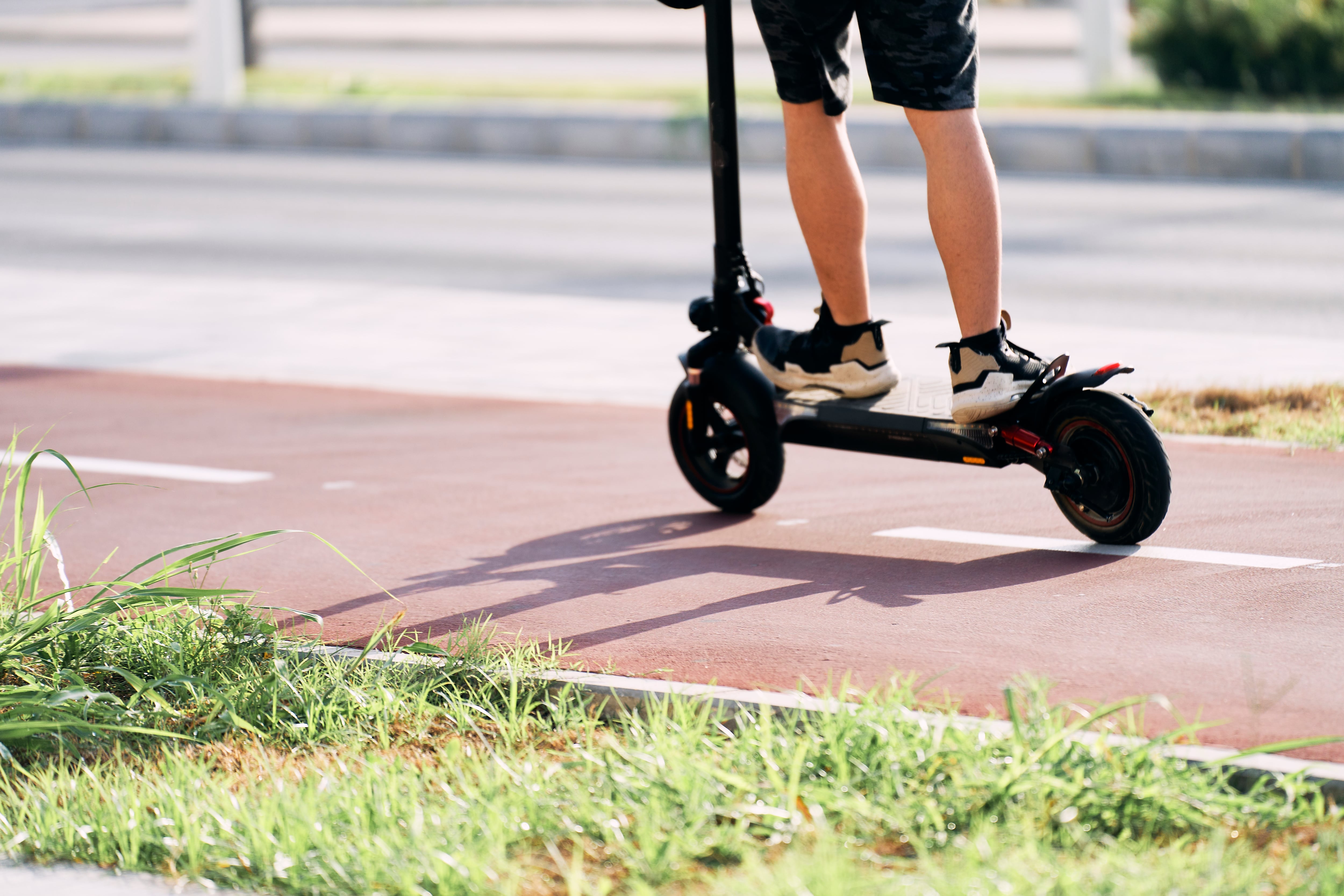 Un conductor de patinete eléctrico