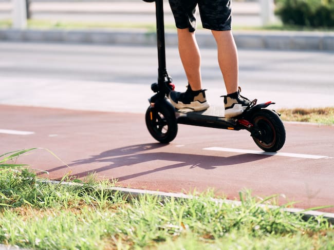 Un conductor de patinete eléctrico