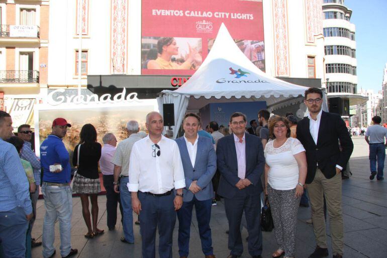 El presidente de la Diputación de Granada, Jose Entrena (en el centro) junto al resto de autoridades en la Plaza de Callao de Madrid donde el Patronato Provincial de Turismo ha montado un expositor para promocionar la provincia de Granada en la capital es