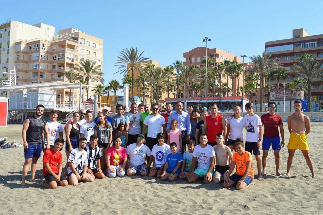 Disfrutando del deporte en la Playa del Palmeral.