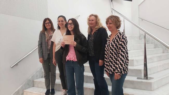 Elena Torra, con el primer premio del concurso de Tutto Piccolo, junto al jurado y al profesorado del centro