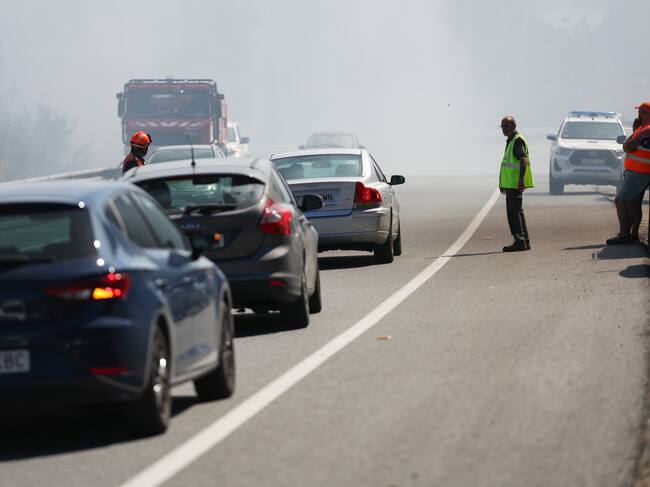 O Rosal (Pontevedra), 07/08/2023.- Vista del incendio forestal que ha obligado a cortar 40 minutos el tráfico en ambos sentidos en la vía rápida CG 4.2 a su paso por O Rosal, en Pontevedra. El fuego, que se inició a las 16:05 horas, está activo, según han explicado a EFE fuentes de la Consellería do Medio Rural, y ha quemado 0,8 hectáreas. Las llamas provocaron el corte de la vía rápida que une Tui con A Guarda a su paso por el lugar de Tabagón, en O Rosal. EFE/Sxenick