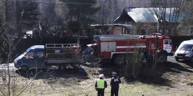 Bomberos trabajan en el escenario de un incendio ocurrido en un psiquiátrico en la población rusa de Ramensky en el que 38 personas murieron