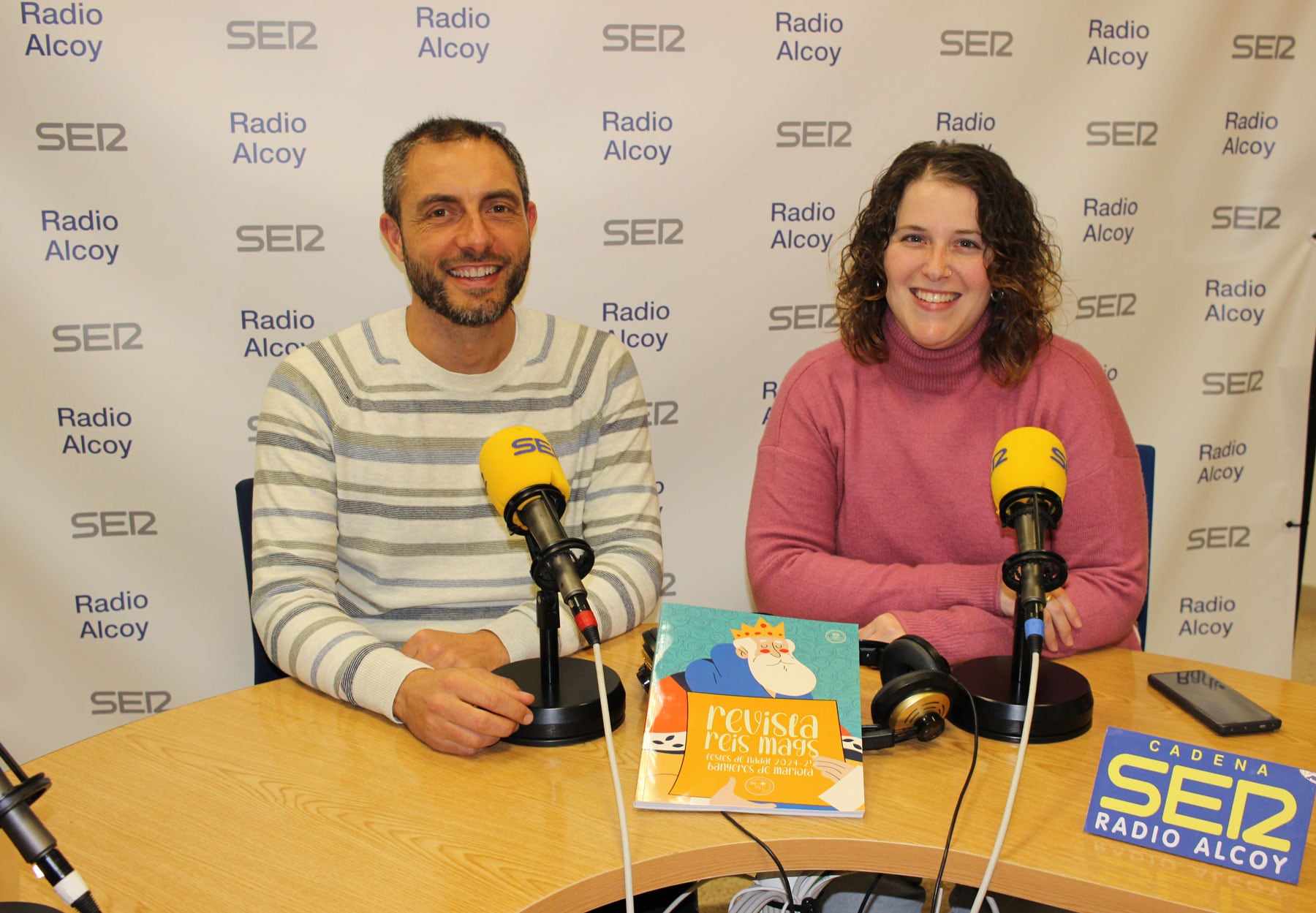 L&#039;alcalde de Banyeres de Mariola, Josep Sempere i la regidora de Festes, Bea Francés, en l&#039;estudi central de Radio Alcoy