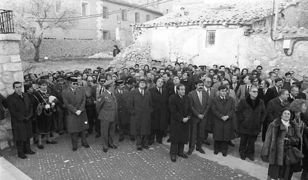 Autoridades y público durante la inauguración del Monumento a la Constitución en la plaza de Mangana en 1986, junto a las tapias del Asilo, hoy Museo de las Ciencias de Castilla-La Mancha.