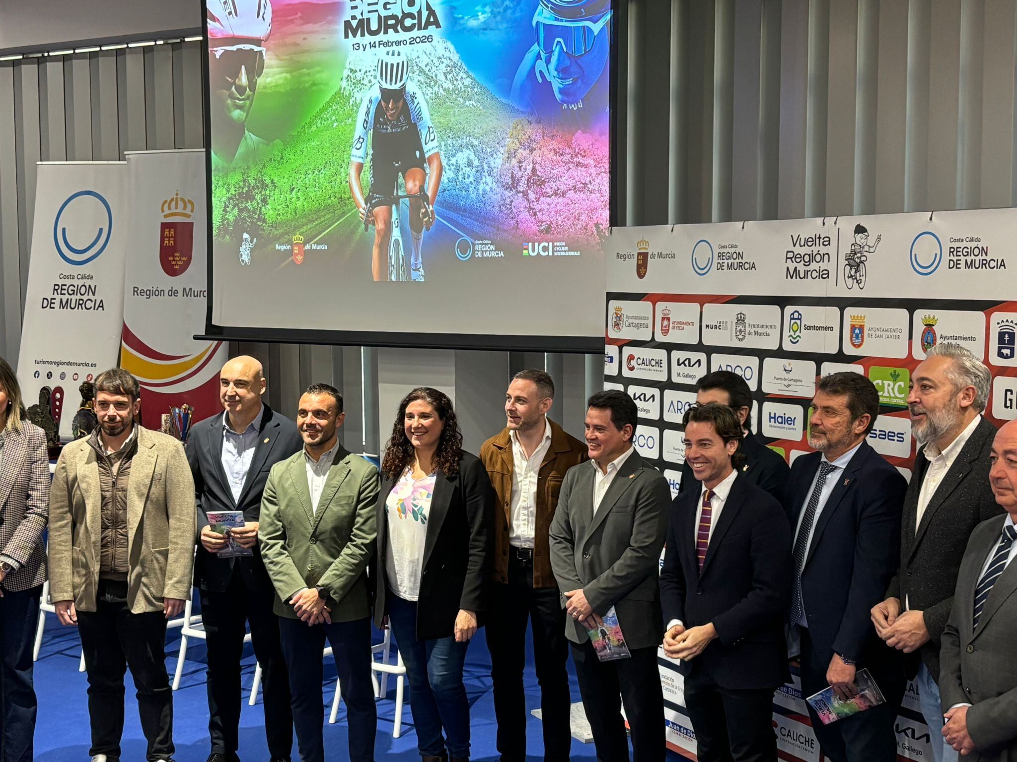 Foto de familia de los organizadores y colaboradores de la Vuelta a Murcia
