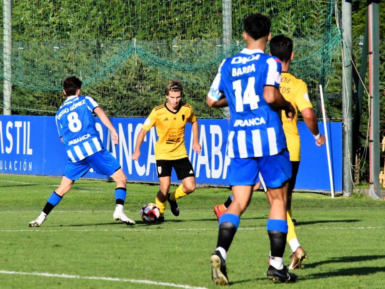 Hugo Matos, con el balón, volvió a ser de los más destacados de la SD Compostela