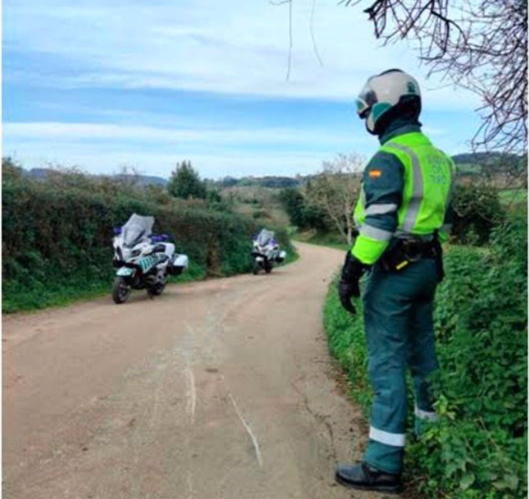 Cuando el menor había circulado 200 metros el vehículo se salió de la carretera y chocó con el talud.