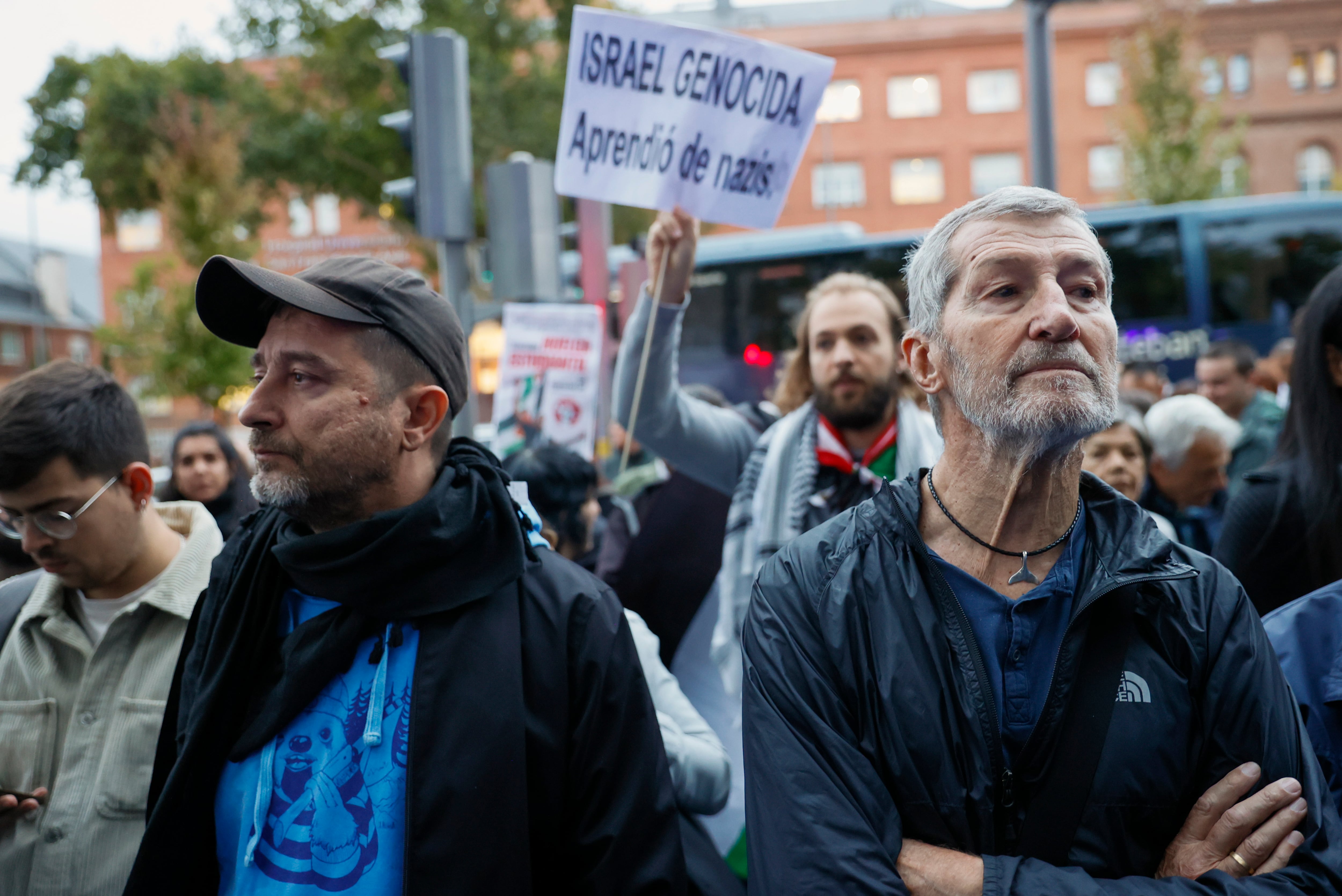 MADRID, 18/10/2023.- El exJEMAD Julio Rodríguez (d) y el exdiputado de Podemos Rafael Mayoral asisten a la concentración &quot;Detengamos masacre Gaza&quot;, que tiene lugar este miércoles frente a la embajada de Israel en Madrid. EFE/ Mariscal
