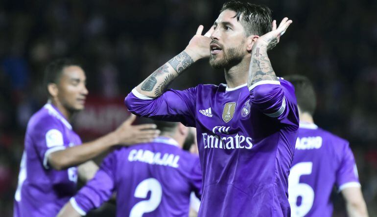 Sergio Ramos se dirige a la afición sevillista tras su gol