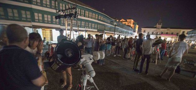 Imagen de las actividades en la Plaza Mayor con telescopios la noche de la observación lunar