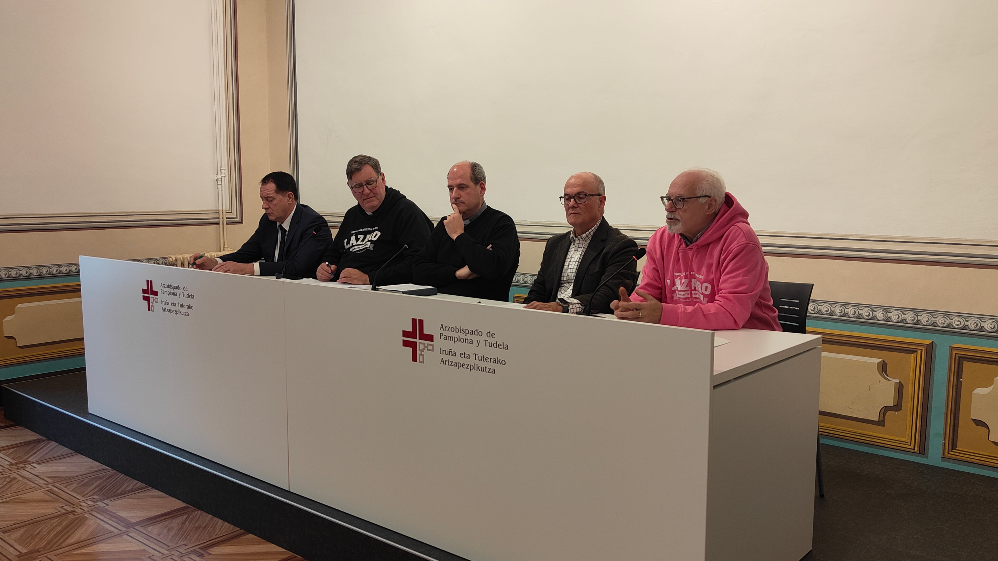 Juan María Ayechu, responsable de Acción Social de Caja Rural de Navarra; Álvaro Cárdenas, presidente de la Fundación Hogares Lázaro; Miguel Larrambebere, vicario general de la Archidiócesis de Pamplona y Tudela; Luis Zarraluqui, representante de la Fundación Unzu Oroz y Eugenio Baños, acogido en el Hogar de Barcelona