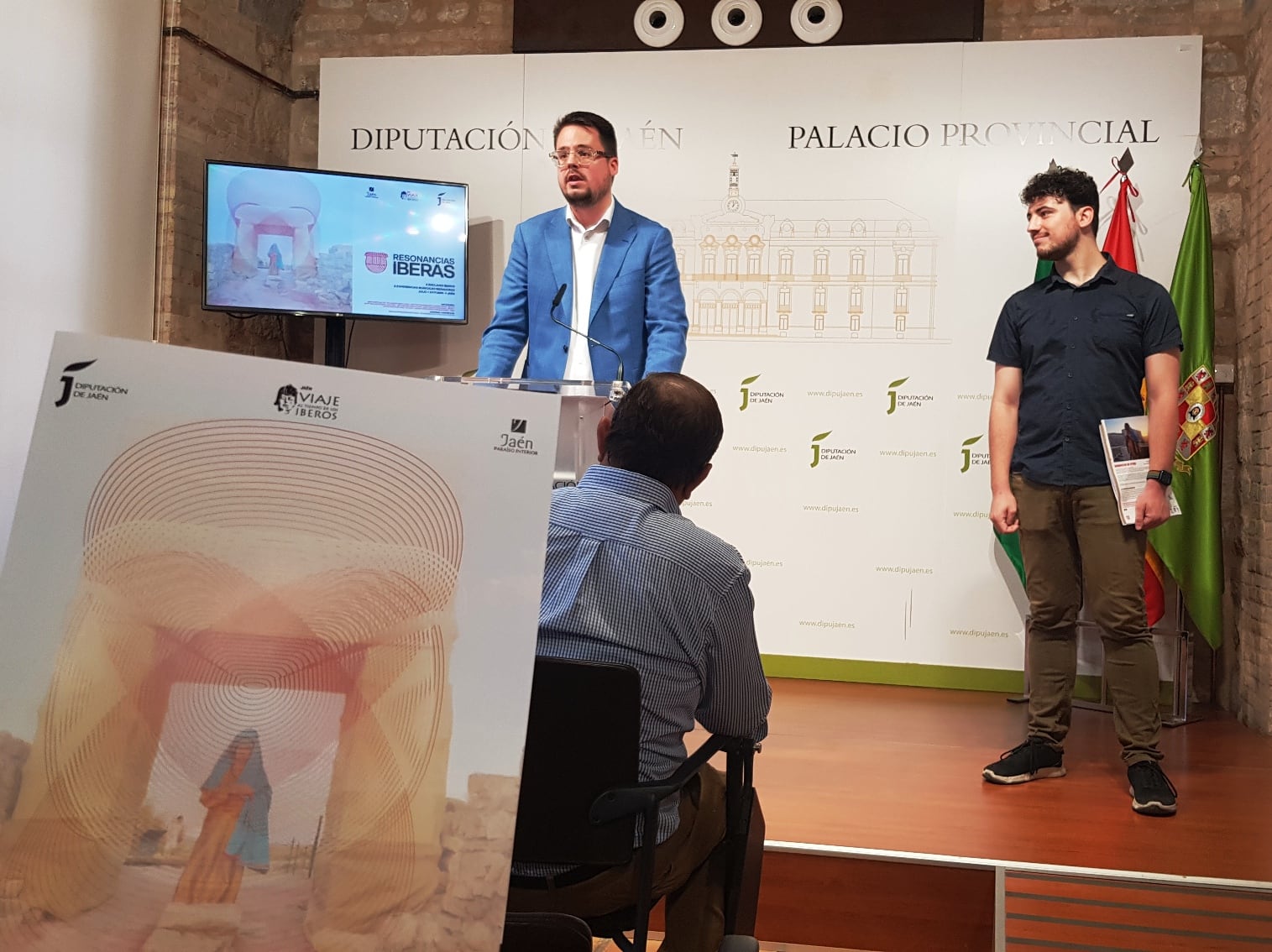 El diputado de Promoción y Turismo, Francisco Javier Lozano, interviene en la presentación del programa junto al productor, David Rodero.